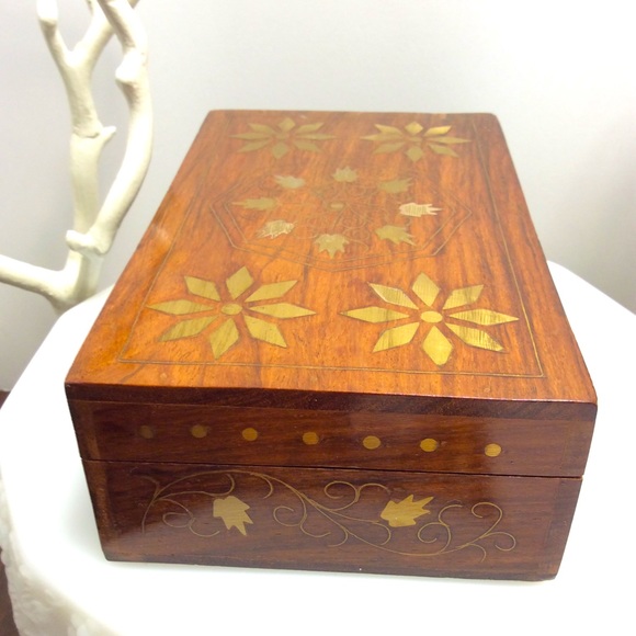 Wood with brass inlay box - Picture 3 of 8